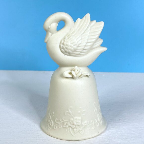 RARE Vintage‎ 1996 Beautifully Detailed Ceramic Ivory Bell 5" Swan Figurine - Picture 6 of 6